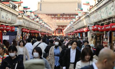 Japan’s Abe Set to Declare Virus Emergency As Cases Jump